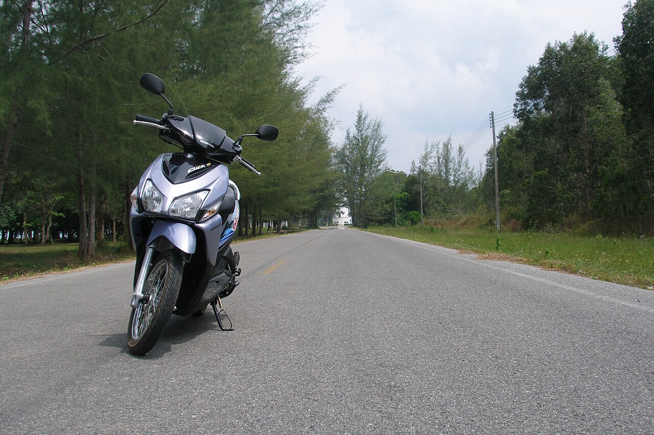 Thuê Honda Vario 160 2022 màu Cam tại Cảng tàu Tuần Châu, Quảng Ninh