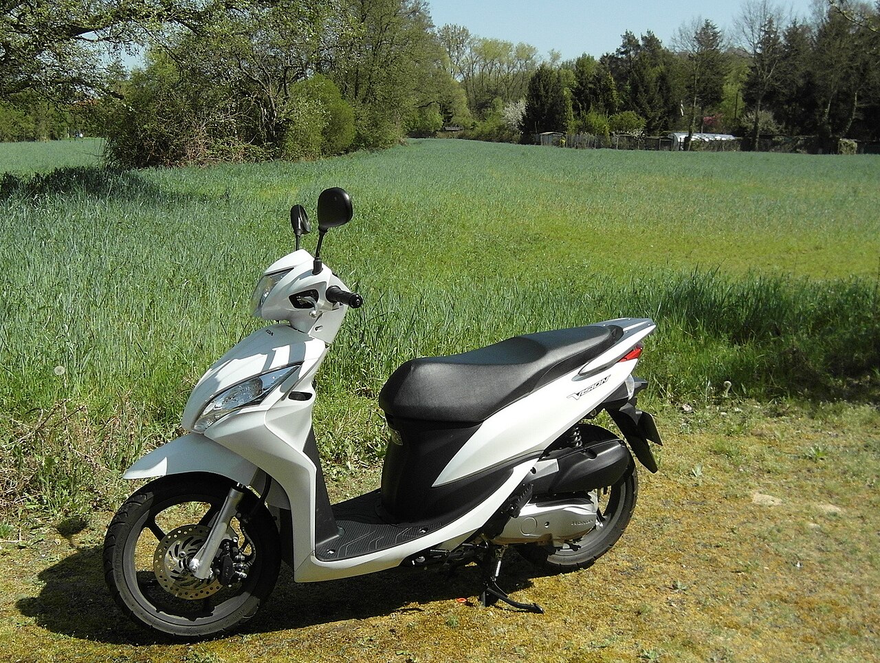 Thuê Honda Vision 2023 màu Trắng tại Phố cổ Hà Nội, Hà Nội