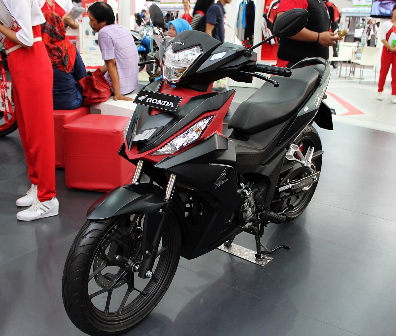 Thuê Honda Winner X 2023 màu Đỏ đen tại Mù Cang Chải, Yên Bái